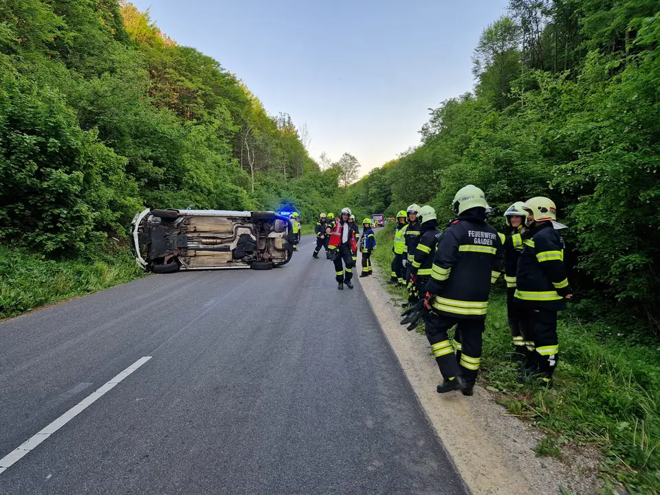 Fahrzeugüberschlag auf der L4010 – Foto 2 von 4