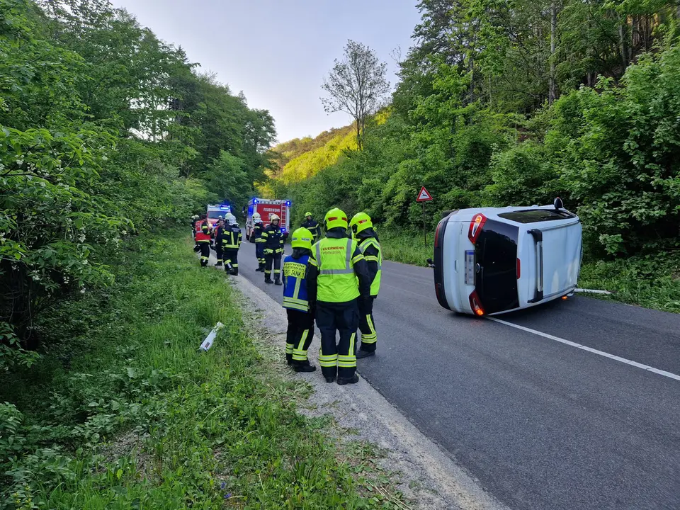 Fahrzeugüberschlag auf der L4010 – Foto 1 von 4