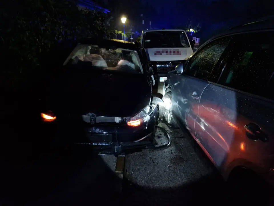 Ein Verletzter sowie drei beschädigte Fahrzeuge nach Verkehrsunfall – Foto 2 von 9