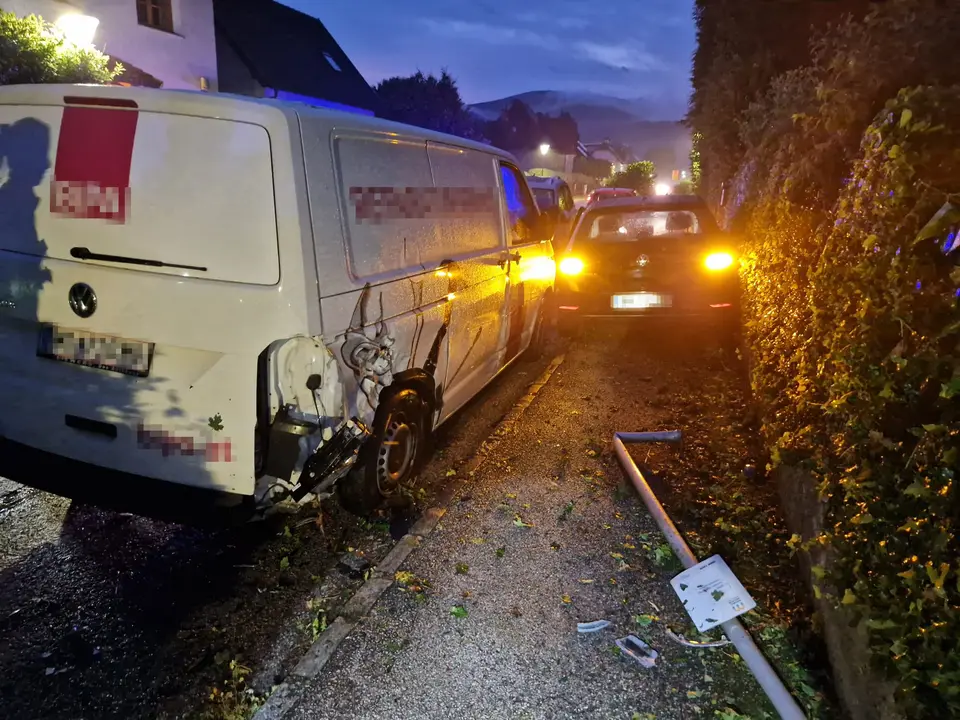 Ein Verletzter sowie drei beschädigte Fahrzeuge nach Verkehrsunfall – Foto 1 von 9