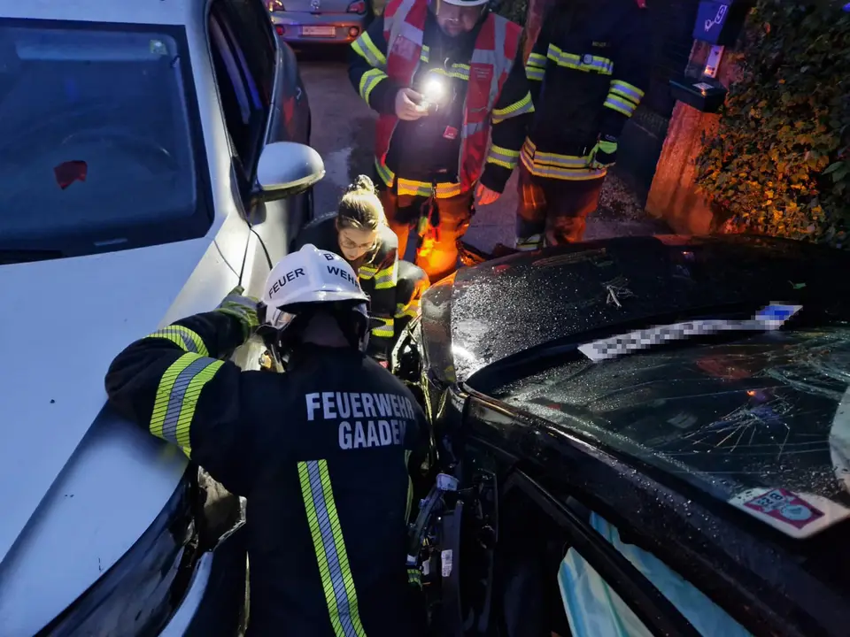 Ein Verletzter sowie drei beschädigte Fahrzeuge nach Verkehrsunfall – Foto 3 von 9