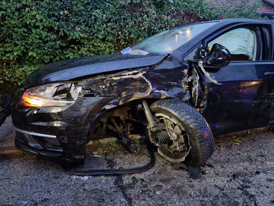 Ein Verletzter sowie drei beschädigte Fahrzeuge nach Verkehrsunfall – Foto 4 von 9