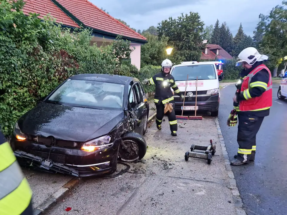 Ein Verletzter sowie drei beschädigte Fahrzeuge nach Verkehrsunfall – Foto 5 von 9