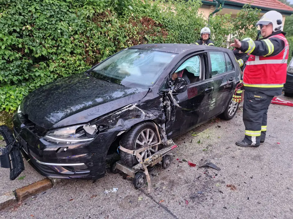 Ein Verletzter sowie drei beschädigte Fahrzeuge nach Verkehrsunfall – Foto 6 von 9