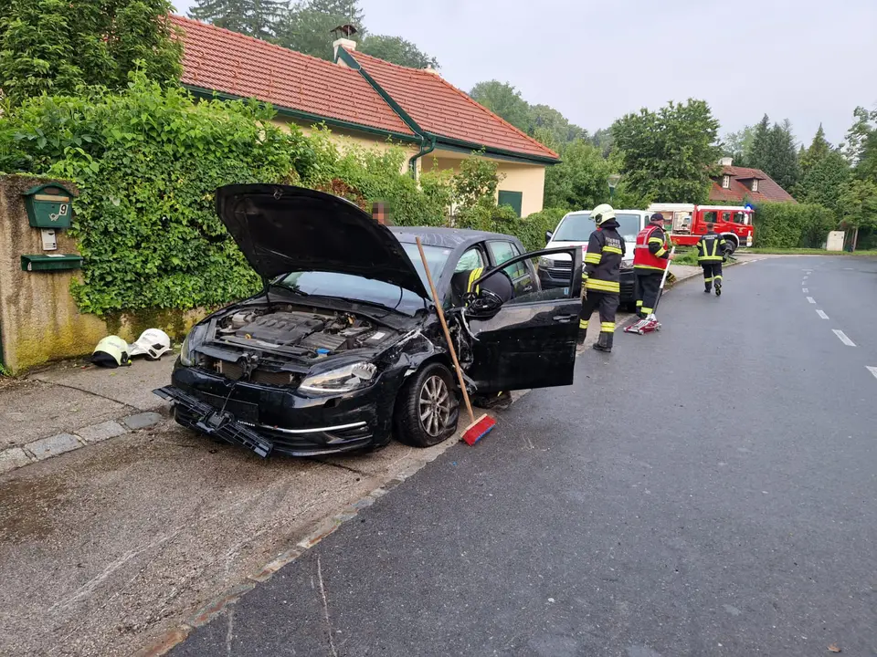 Ein Verletzter sowie drei beschädigte Fahrzeuge nach Verkehrsunfall – Foto 7 von 9