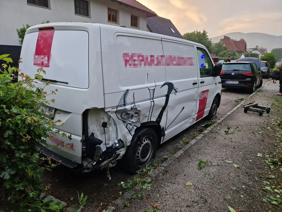 Ein Verletzter sowie drei beschädigte Fahrzeuge nach Verkehrsunfall – Foto 9 von 9