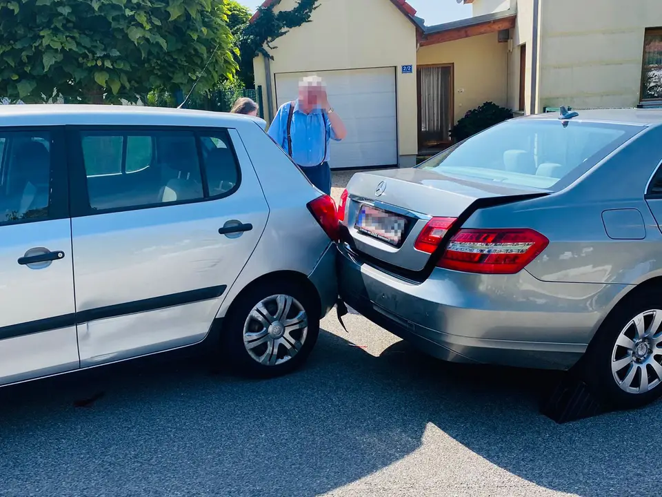 Zwei PKW nach Unfall ineinander verkeilt – Foto 1 von 1
