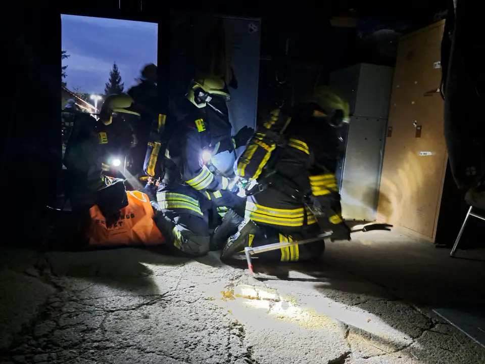 Brandeinsatzübung beim Reitstall – Foto 1 von 6