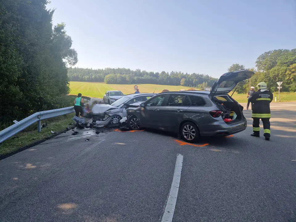 Frontalzusammenstoß zweier PKW auf der L4010 – Foto 1 von 5