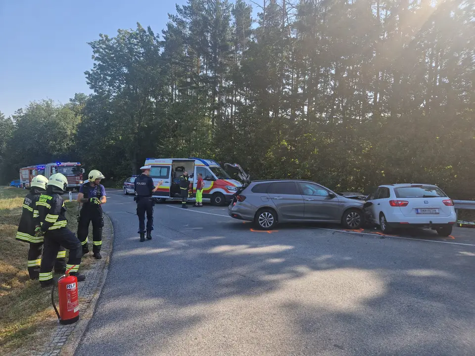 Frontalzusammenstoß zweier PKW auf der L4010 – Foto 2 von 5