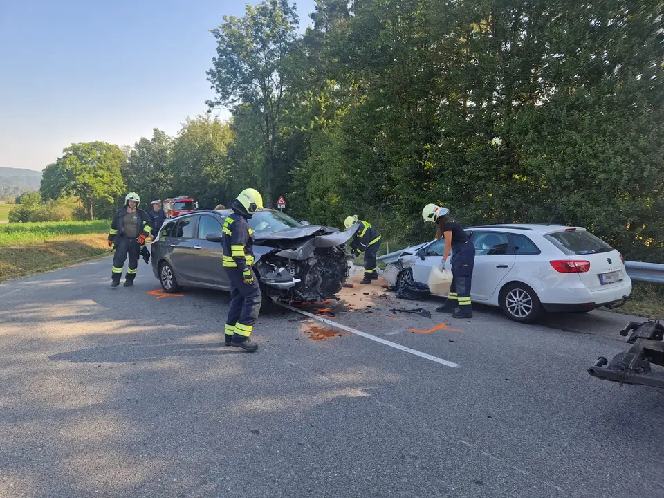 Frontalzusammenstoß zweier PKW auf der L4010 – Foto 4 von 5