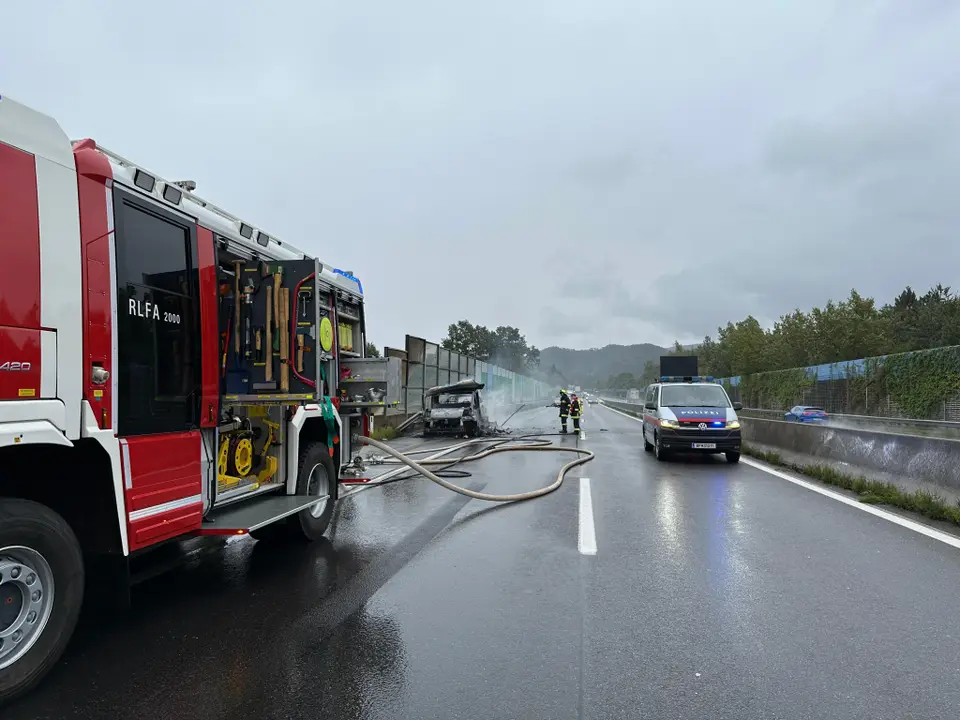 Fahrzeugbrand auf der A21 – Foto 1 von 4