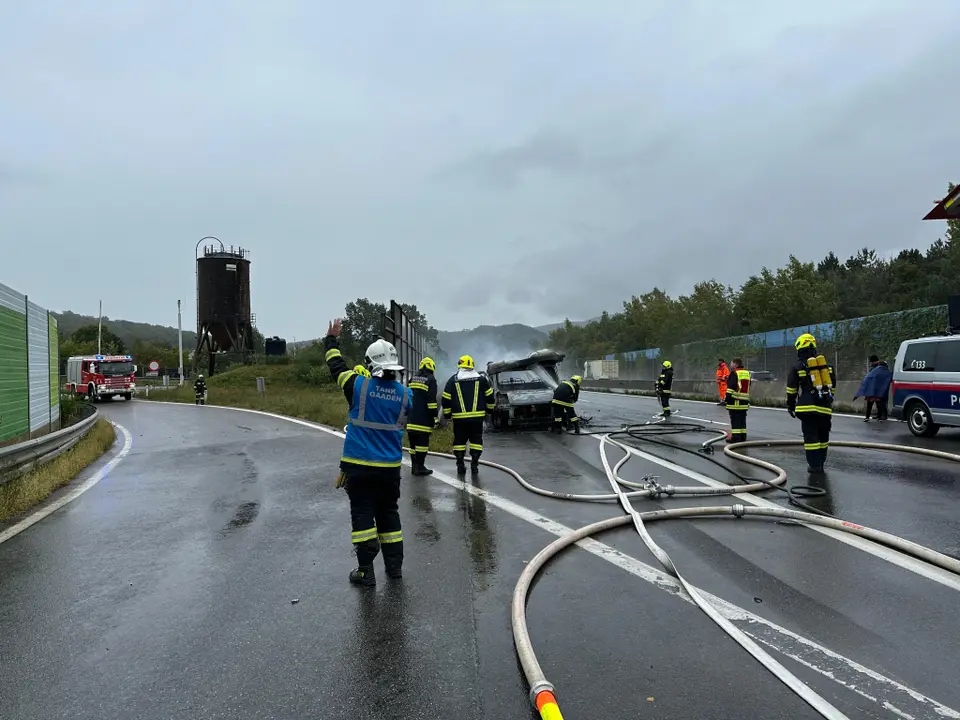 Fahrzeugbrand auf der A21 – Foto 2 von 4