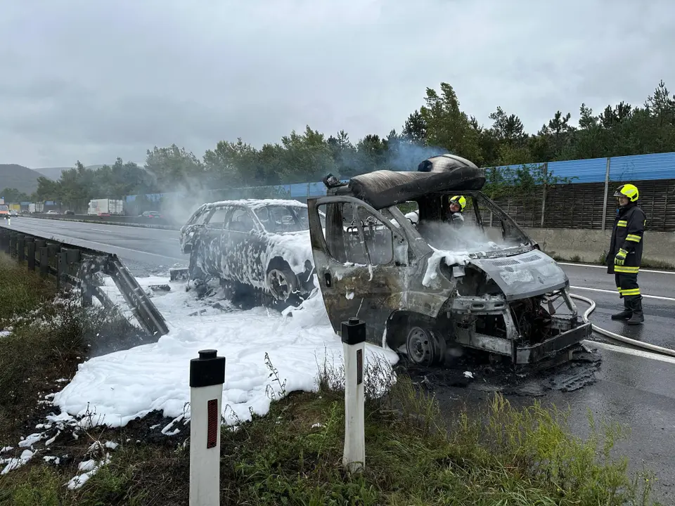 Fahrzeugbrand auf der A21 – Foto 3 von 4