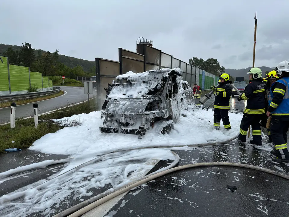 Fahrzeugbrand auf der A21 – Foto 4 von 4