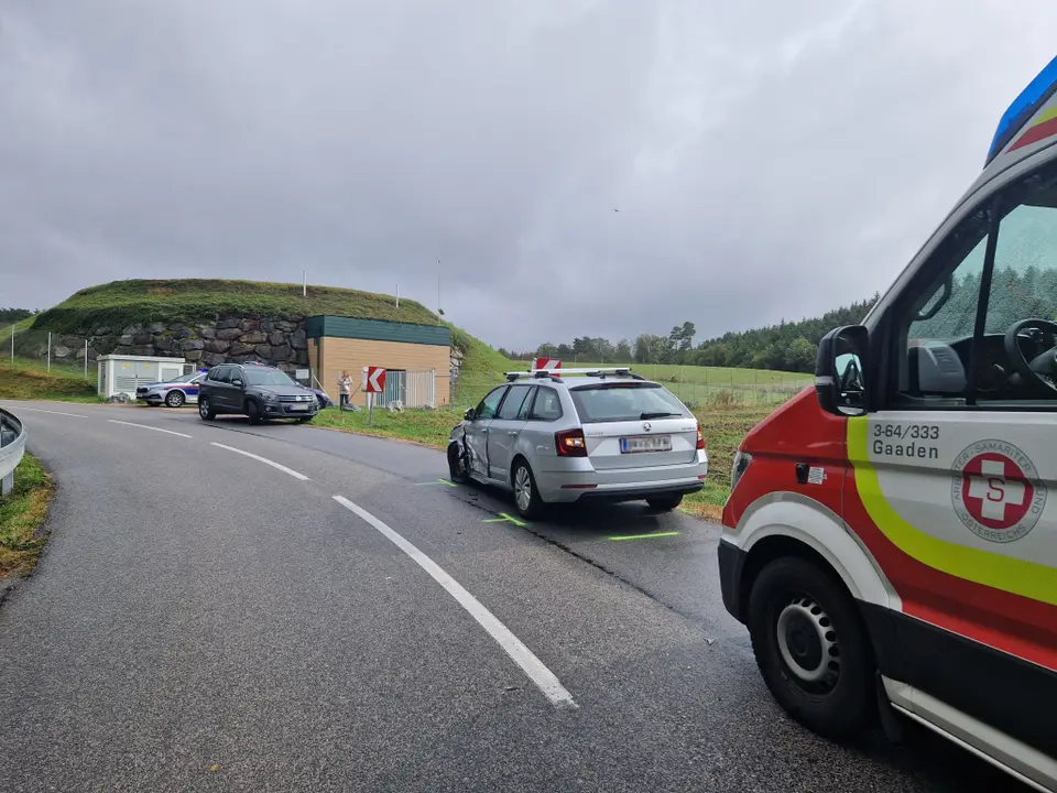 Kollision zweier PKW in der S-Kurve – Foto 1 von 5