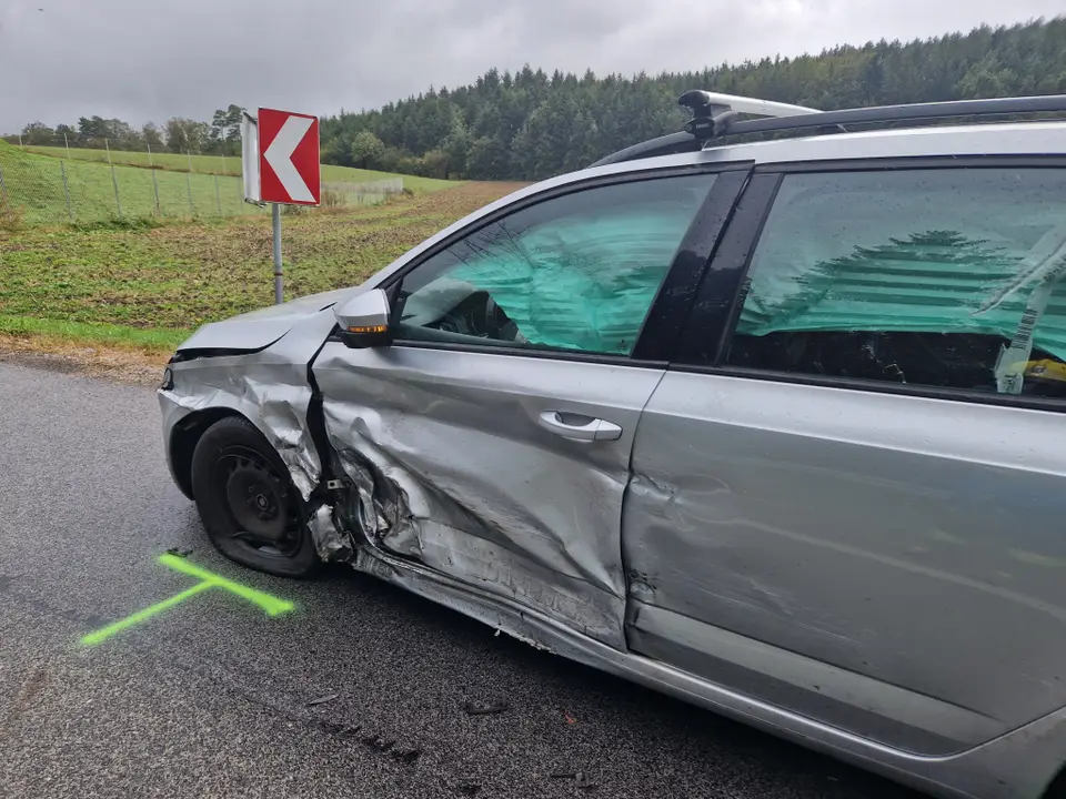 Kollision zweier PKW in der S-Kurve – Foto 3 von 5
