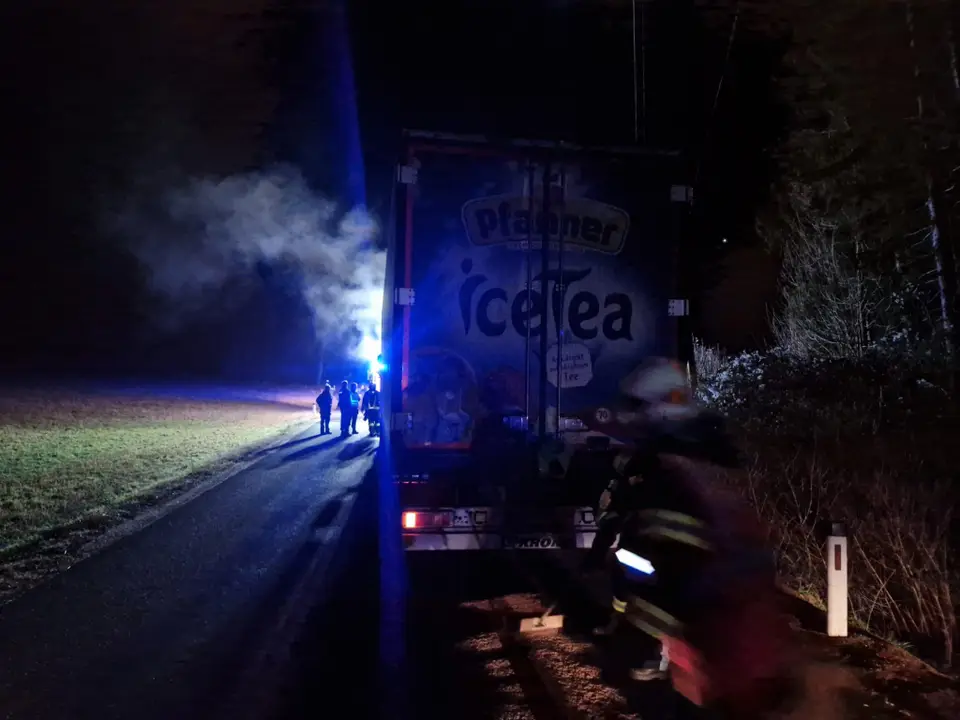 Brand in Motorraum eines LKW – Foto 1 von 4