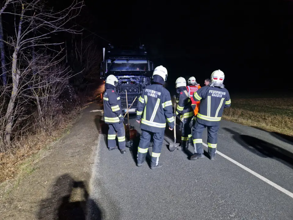 Brand in Motorraum eines LKW – Foto 2 von 4