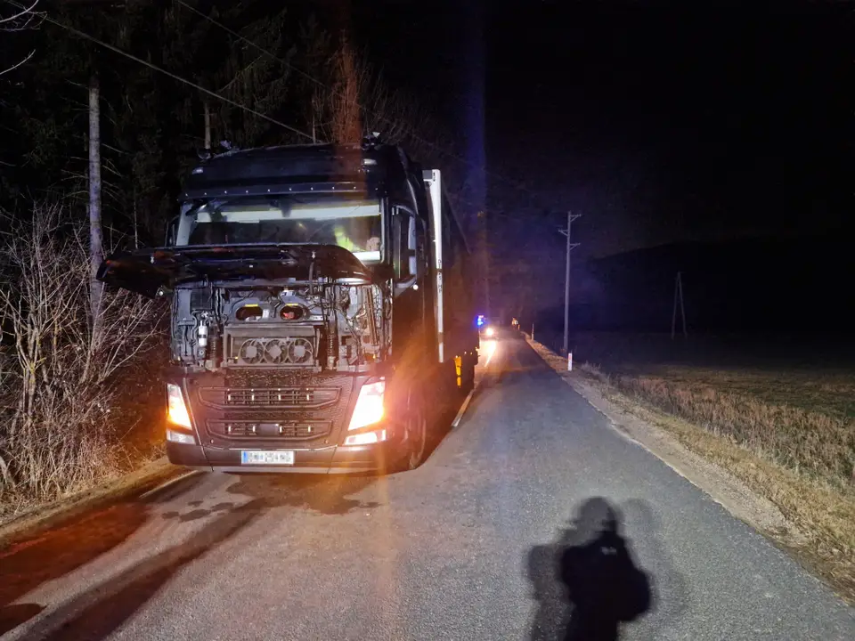 Brand in Motorraum eines LKW – Foto 4 von 4