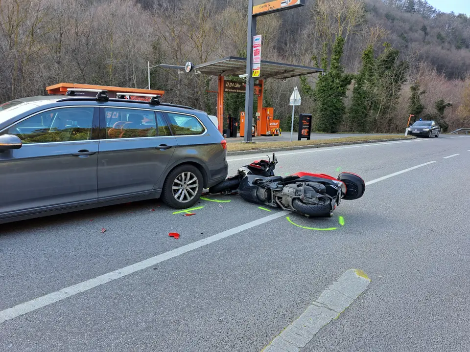 Verkehrsunfall PKW gegen Motorrad – Foto 1 von 2