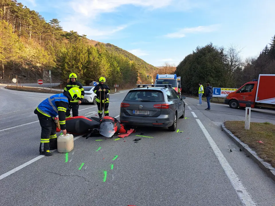 Verkehrsunfall PKW gegen Motorrad – Foto 2 von 2