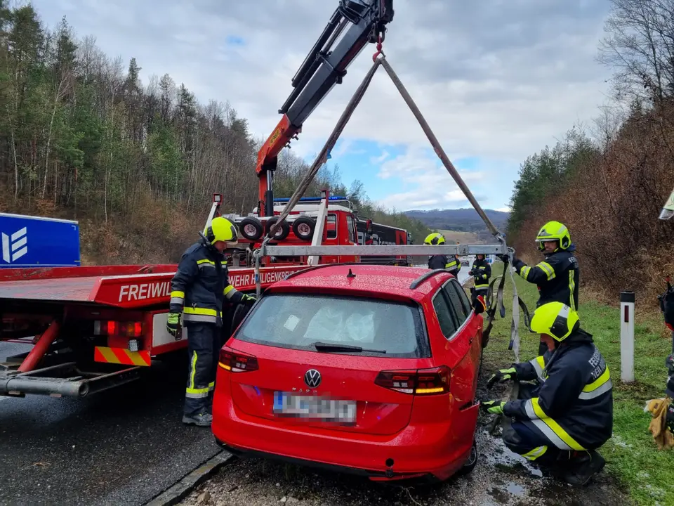 PKW-Bergung auf der A21 – Foto 3 von 4