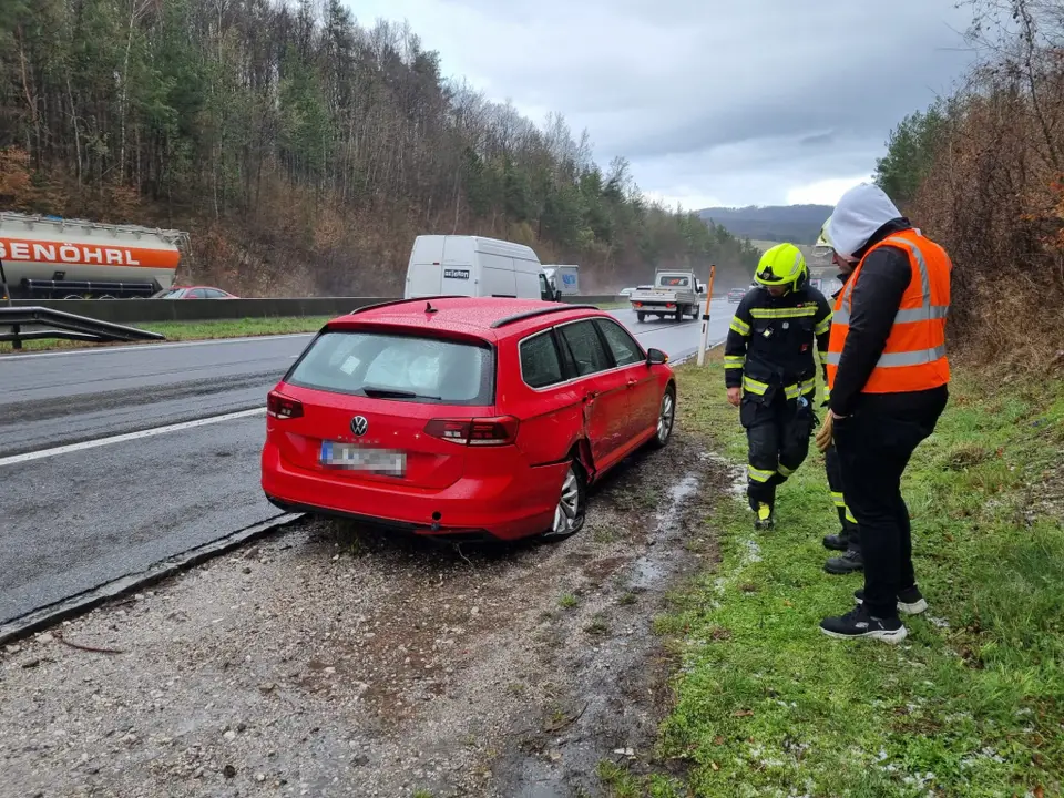 PKW-Bergung auf der A21 – Foto 2 von 4