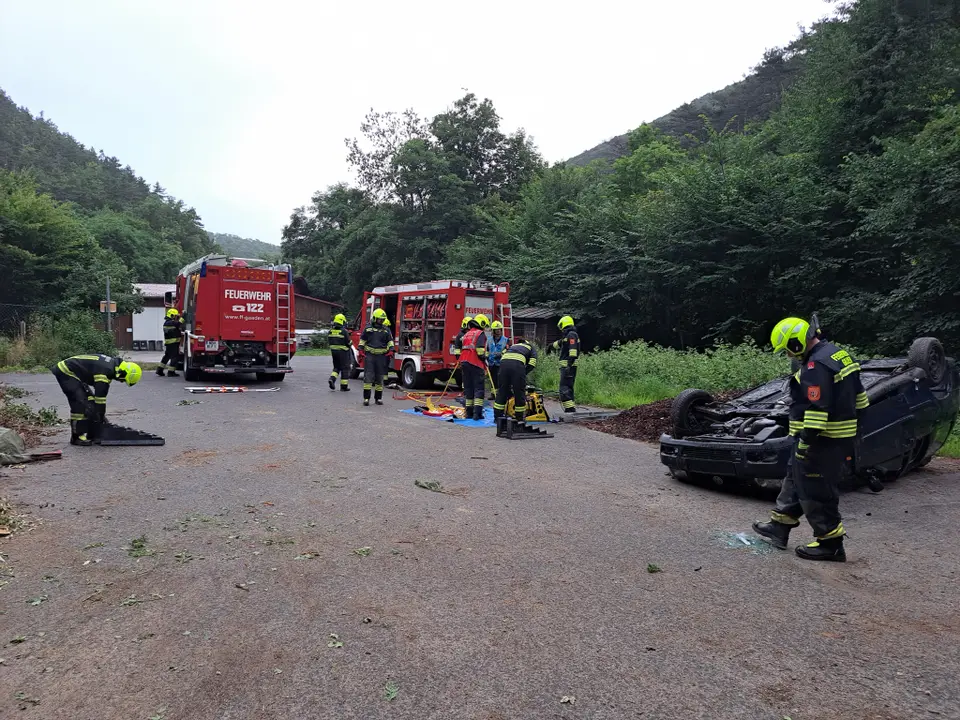 Übung Menschenrettung aus KFZ – Foto 2 von 7