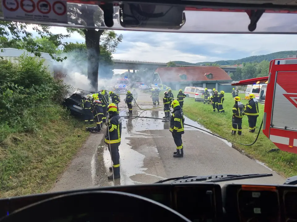 Schwerer Verkehrsunfall mit vier verletzten Personen – Foto 1 von 14