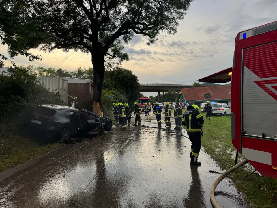 Schwerer Verkehrsunfall mit vier verletzten Personen – Foto 2 von 14