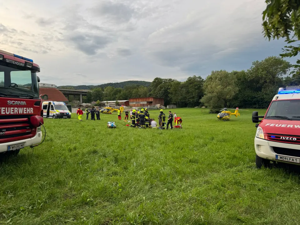 Schwerer Verkehrsunfall mit vier verletzten Personen – Foto 13 von 14