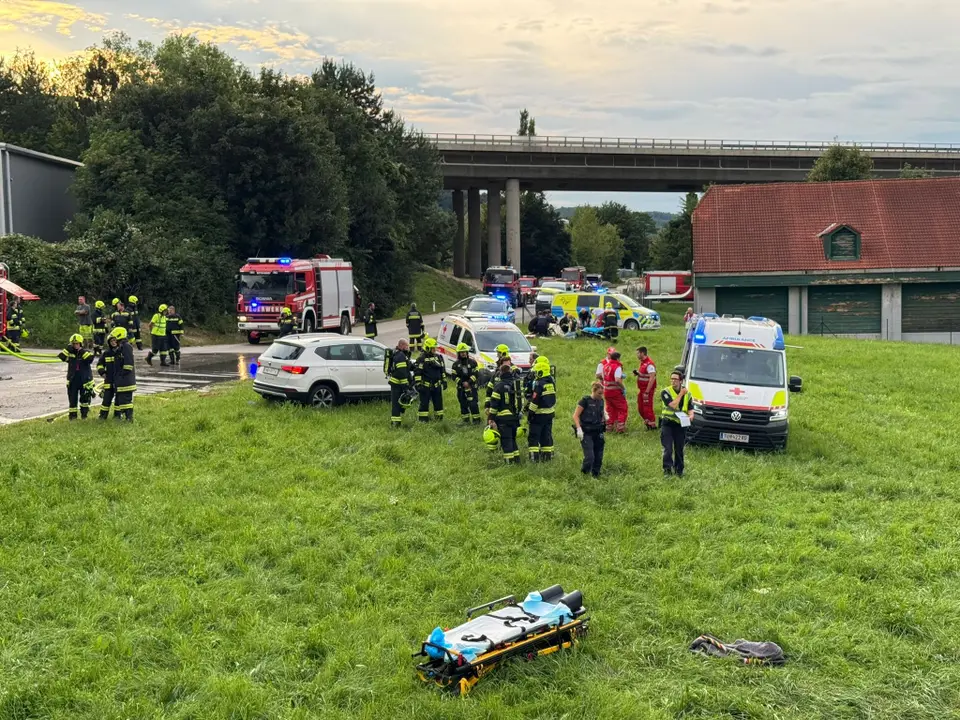 Schwerer Verkehrsunfall mit vier verletzten Personen – Foto 11 von 14