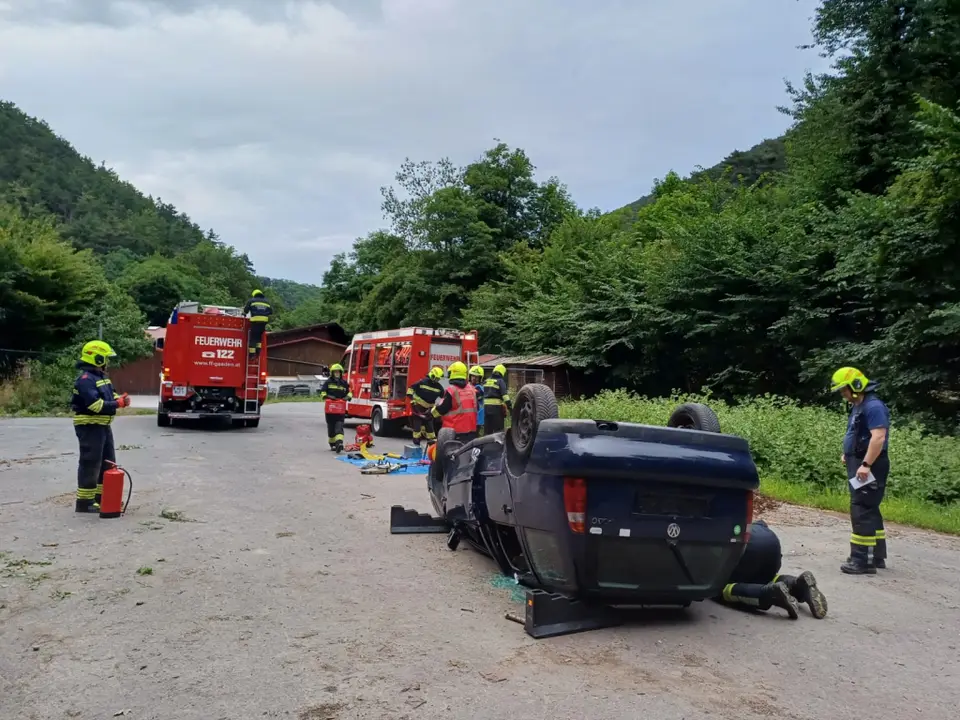Übung Menschenrettung aus KFZ – Foto 4 von 7