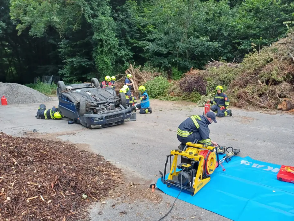 Übung Menschenrettung aus KFZ – Foto 6 von 7
