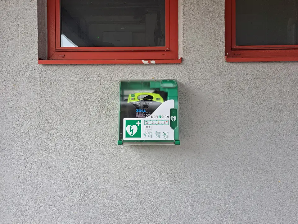 Neuer Defibrillator rund um die Uhr verfügbar – Foto 1 von 2