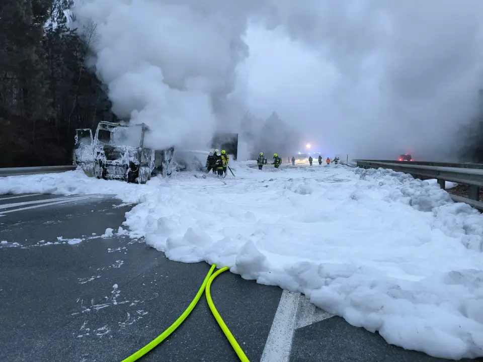 LKW-Brand auf der A21 – Foto 2 von 7