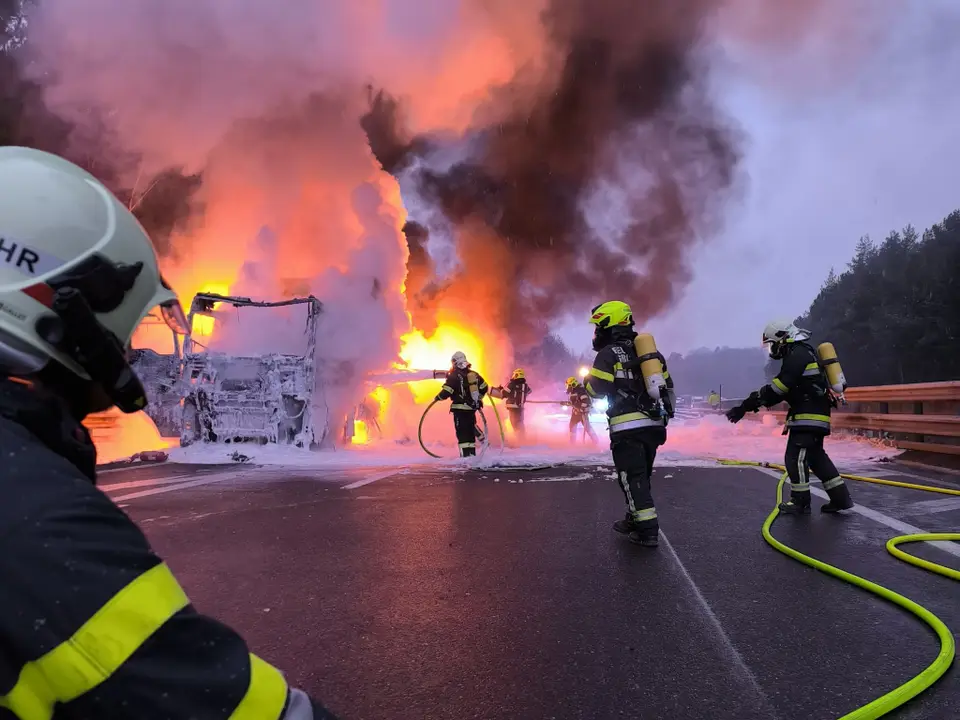 LKW-Brand auf der A21 – Foto 1 von 7