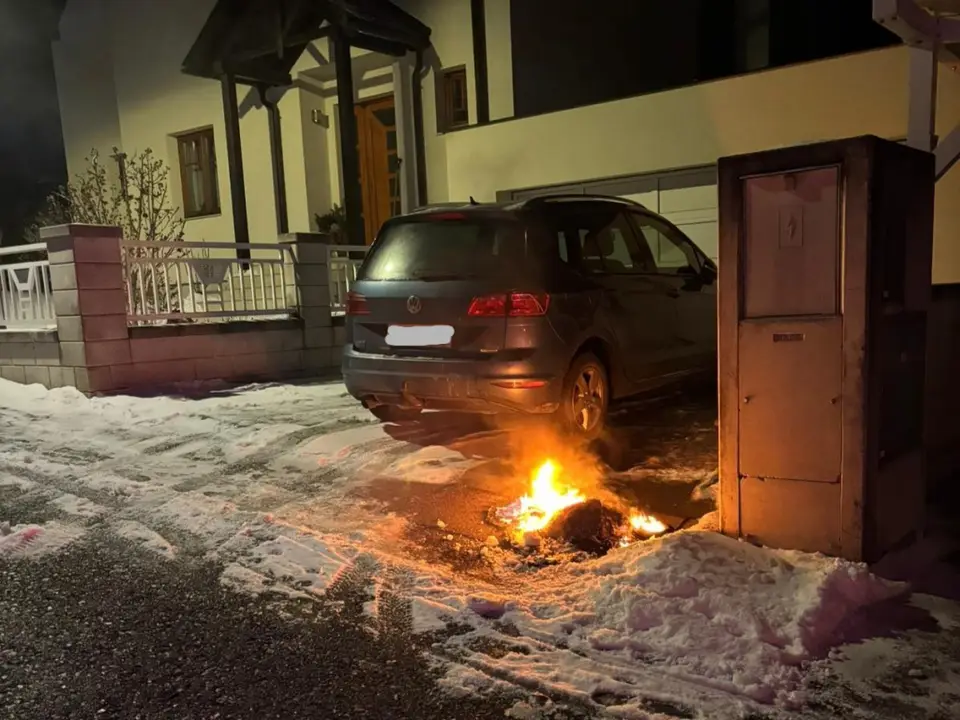 Nächtlicher Müllbehälterbrand – Foto 1 von 3