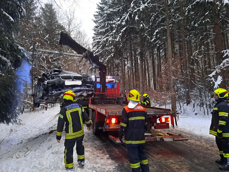 PKW kollidierte mit Baum – Foto 5 von 5