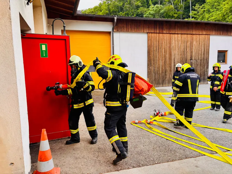 Brandeinsatzübung beim Wirtschaftshof – Foto 4 von 6