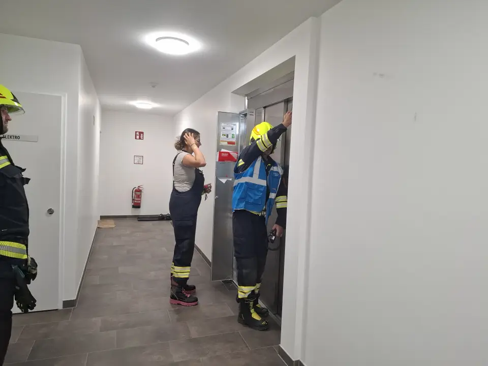 Aufzugsöffnung – Foto 1 von 2